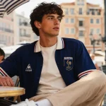Maillot de foot stylé pour l'été sur terrasse urbaine, couleurs et coupe