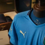 Maillot italie puma bleu azur en vitrine, design collection