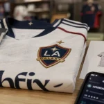 Maillot la galaxy extérieur 2025/2026 adidas AEROREADY sur comptoir, blason brodé