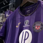 Maillot Toulouse foot violet officiel : domicile, extérieur ou third