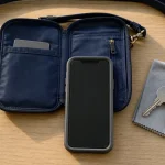Pochette portable : bandoulière en tissu bleu marine avec smartphone et accessoires