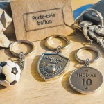 Porte clé foot : mini ballon et porte-clés métal ZAMAC sur table en bois