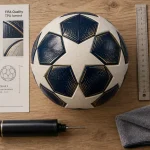 Ballon de foot ligue des champions sur table, vue de dessus, texture TPU
